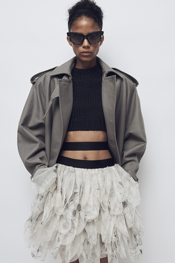 Показ коллекции Max Mara Весна-лето 2026 — модель в образе с укороченным блейзером серого цвета и юбкой белого цвета.