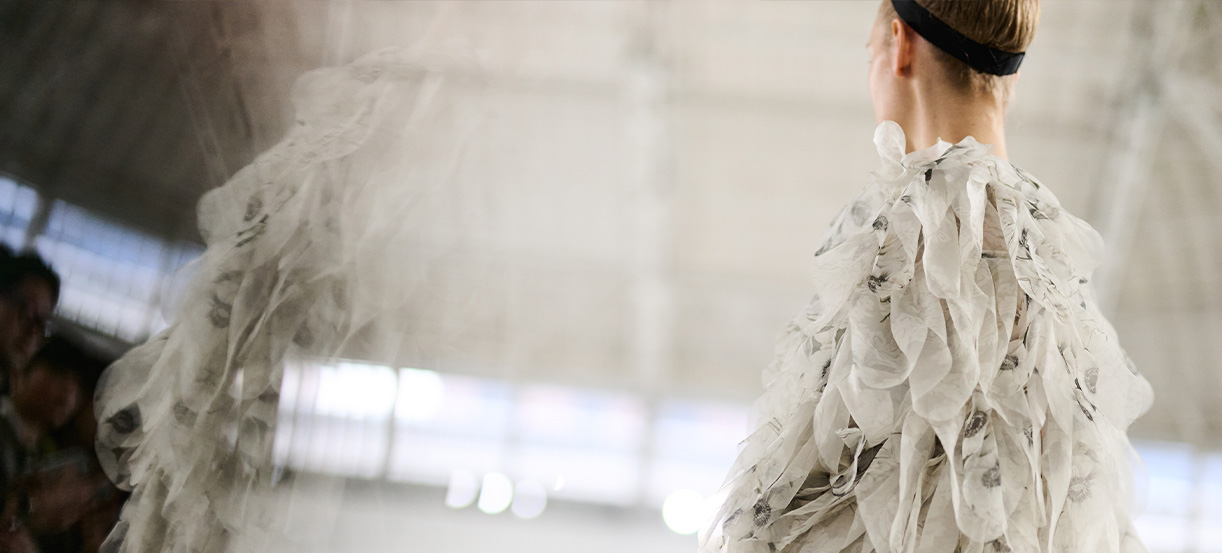 Показ коллекции Max Mara Весна-лето 2026 — вид со спины на модель в платье белого цвета.