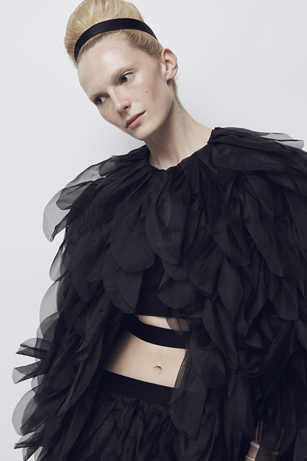 Показ коллекции Max Mara Весна-лето 2026 — модель в образе черного цвета с пиджаком и юбкой с деталями.