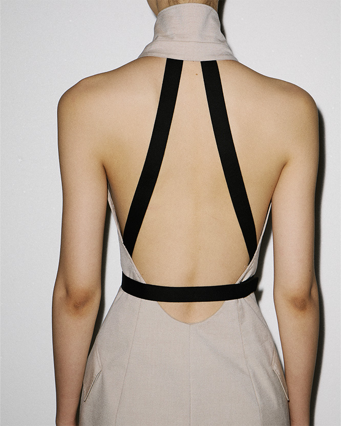 Показ коллекции Max Mara Весна-лето 2026 — за кулисами показа: деталь спинки платья-тренча.